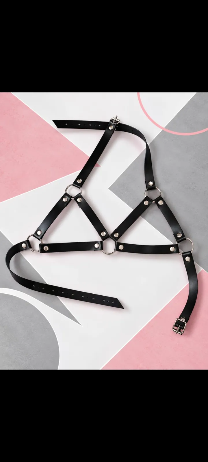 Arnés de busto negro triangular con hebillas