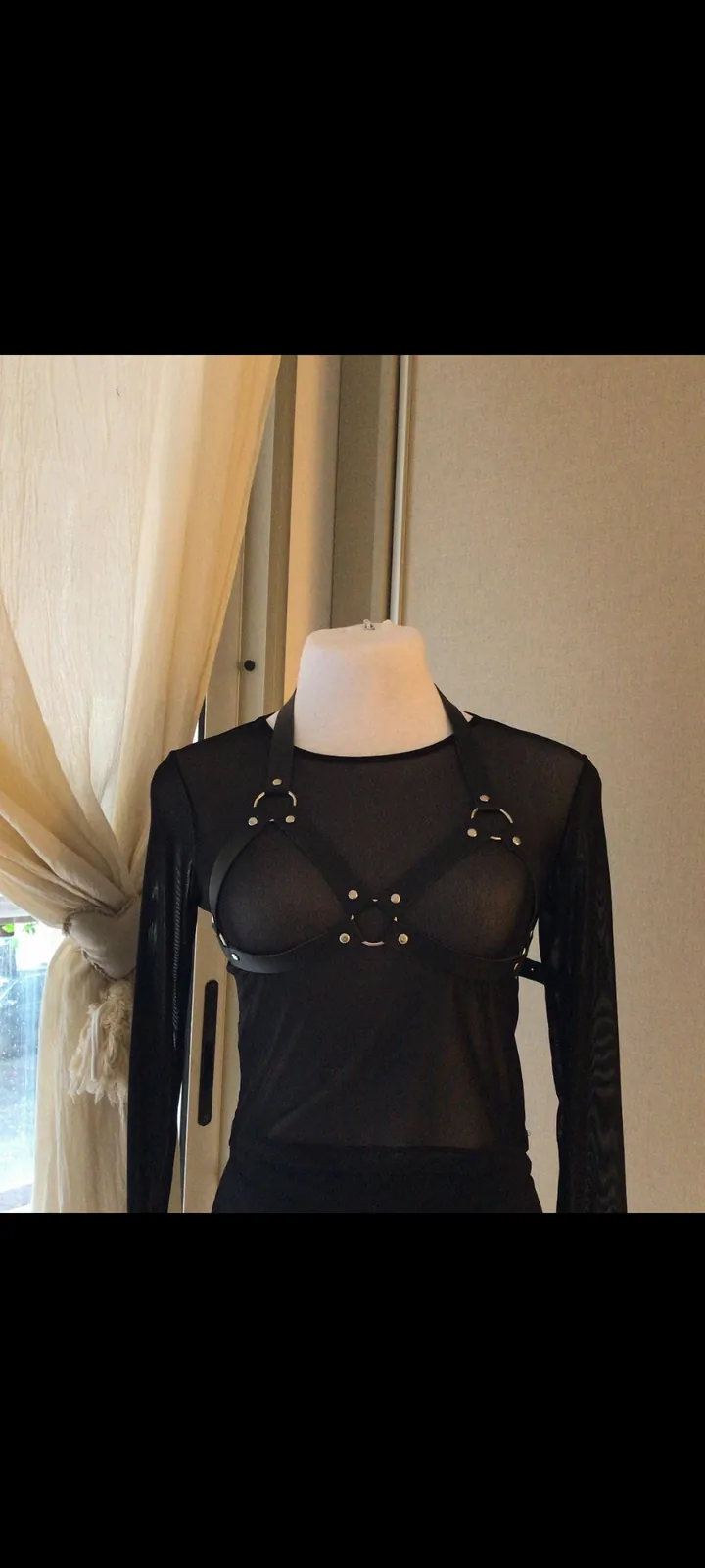Arnés de busto negro triangular con hebillas