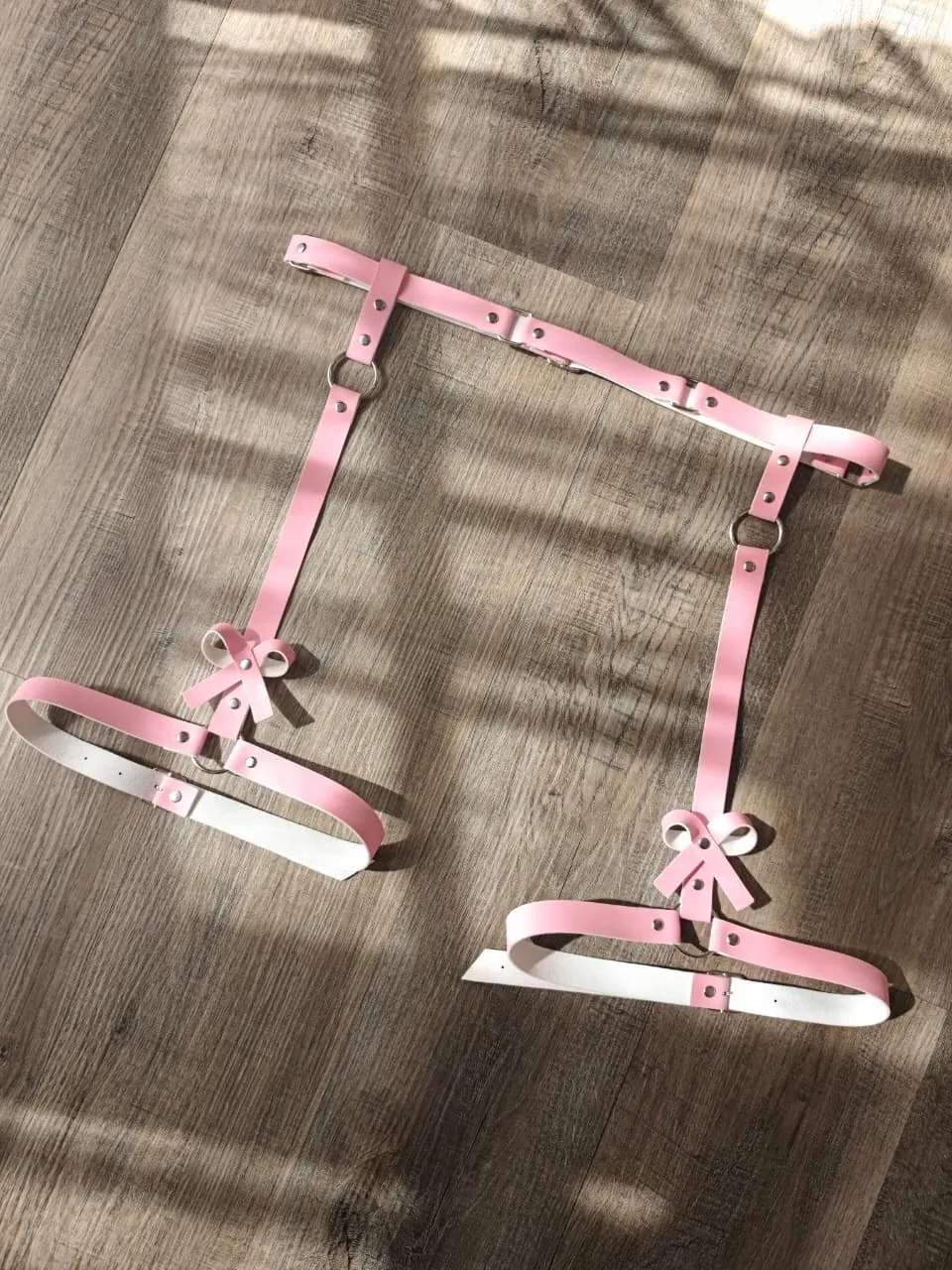 Arnés de cadera rosa con moños y tiras