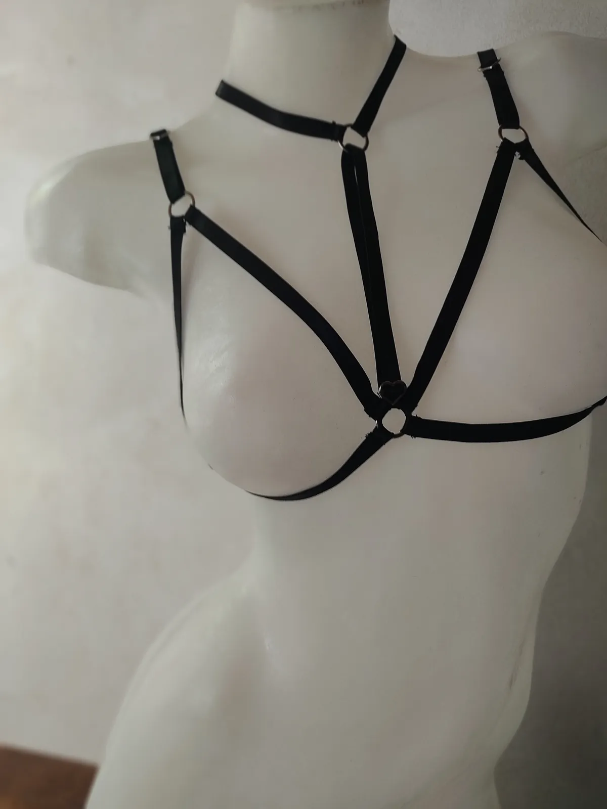 Arnés de torso negro de tiras finas con aro central