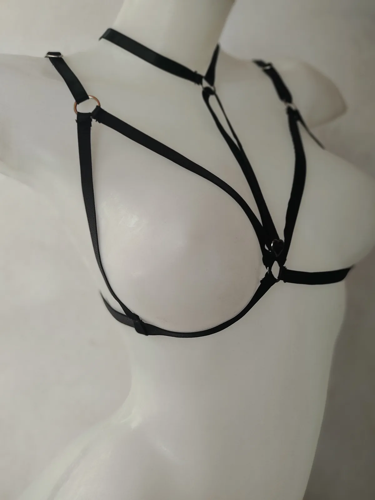 Arnés de torso negro de tiras finas con aro central