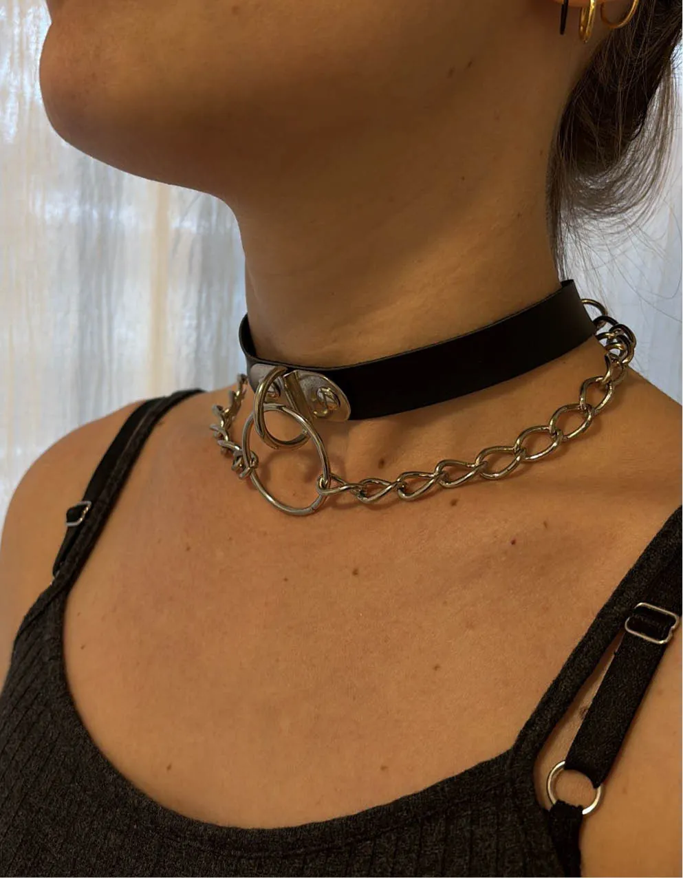 Collar negro con aro y cadena