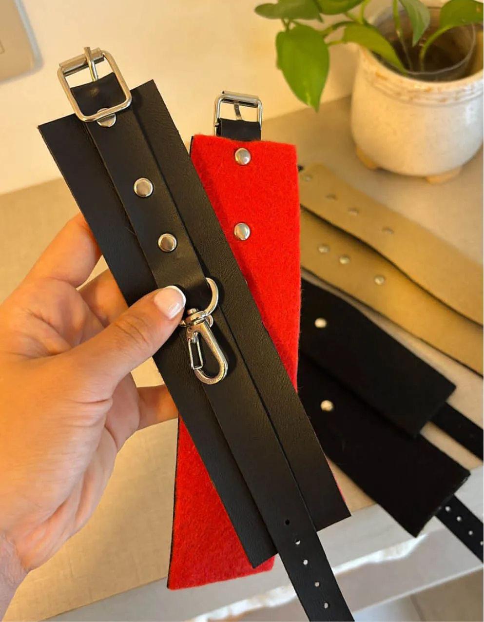 Esposas de cuero con cadena metálica y tachas