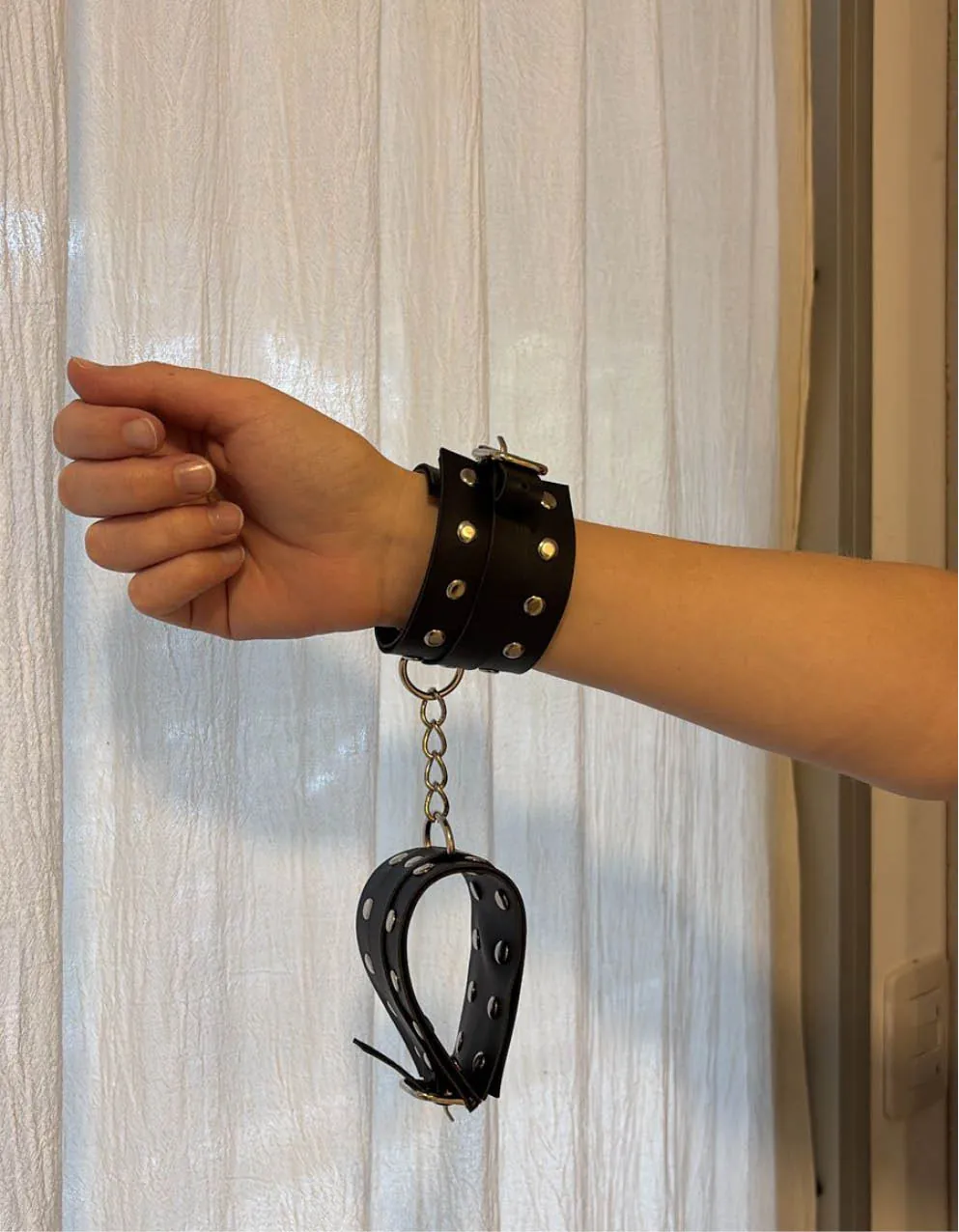 Esposas de cuero con cadena metálica y tachas