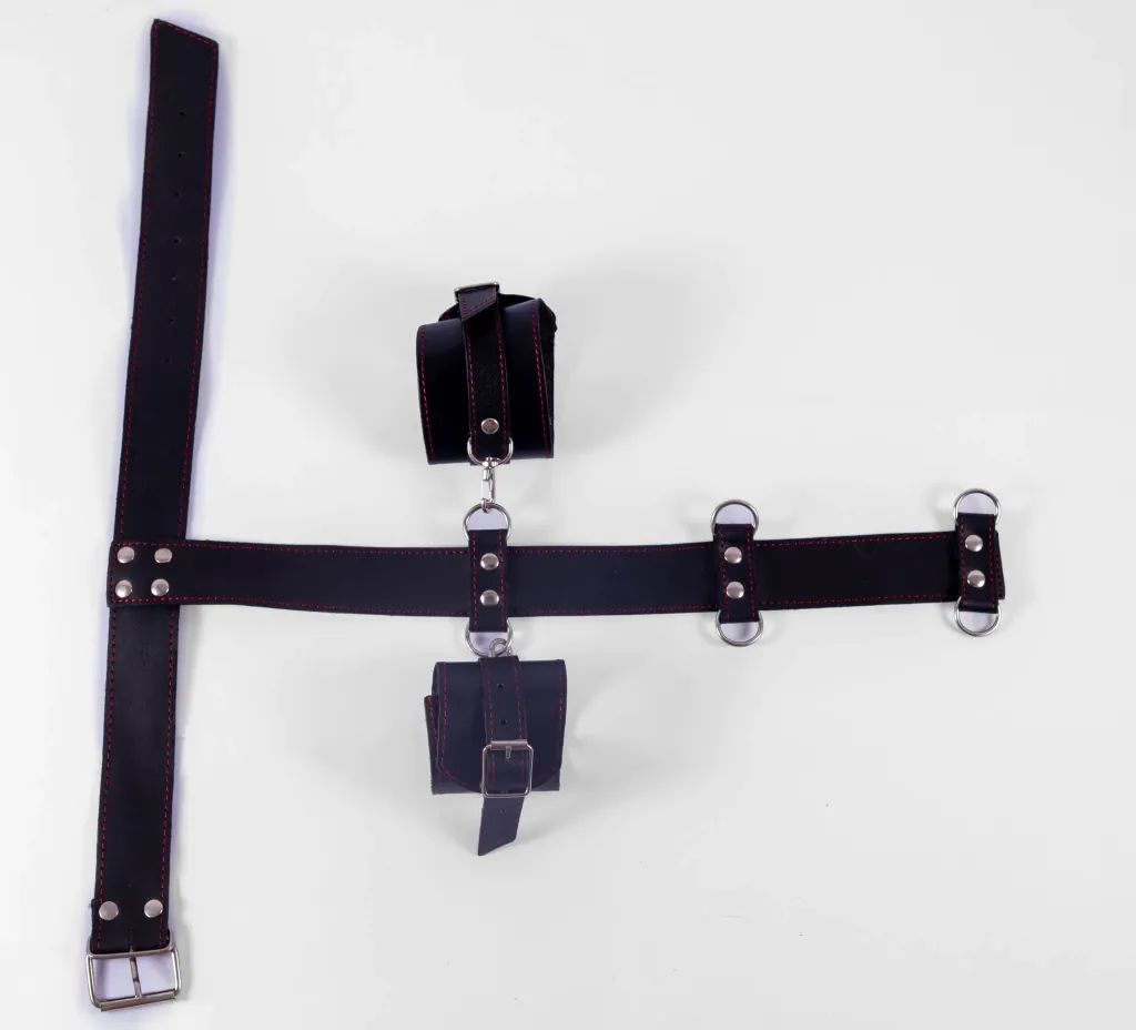 Arnés corporal BDSM con collar y esposas